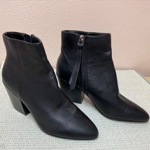 Dolce Vita black leather ankle boots w/ inside zip closure, Size 6